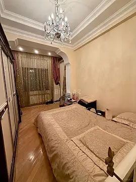 Satılır 4 otaqlı mənzil 187 m²