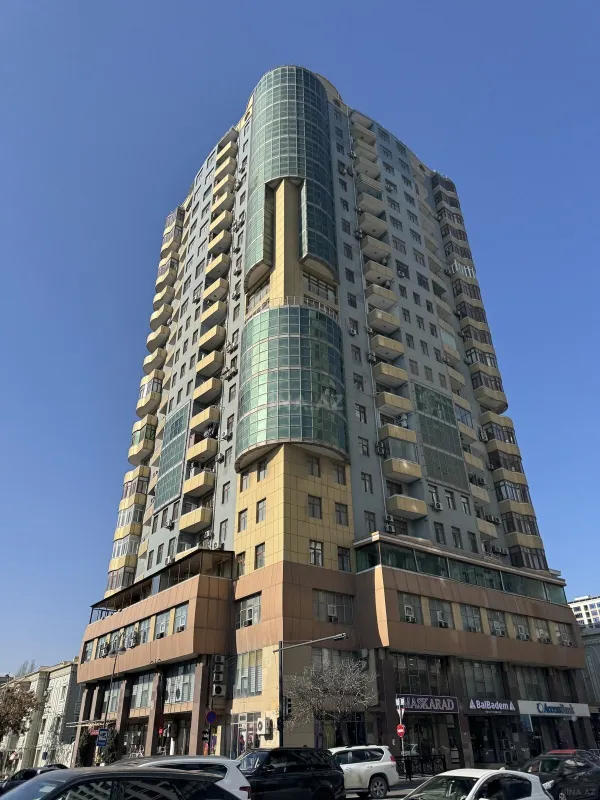 Satılır 4 otaqlı mənzil 223 m²