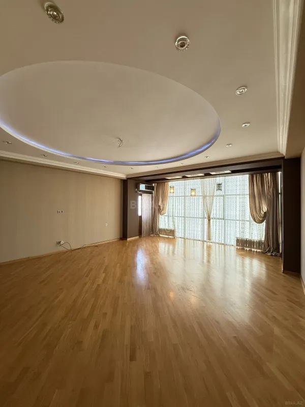 Satılır 4 otaqlı mənzil 223 m²