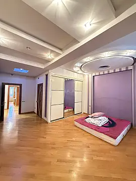 Satılır 4 otaqlı mənzil 223 m²