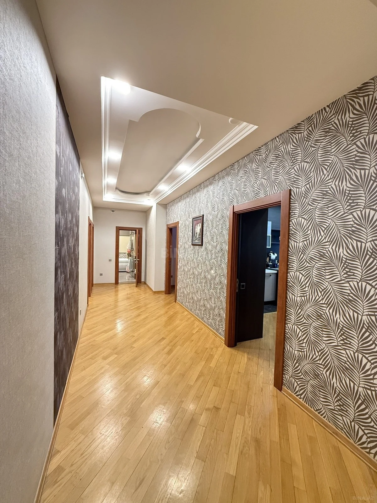 Satılır 4 otaqlı mənzil 223 m²