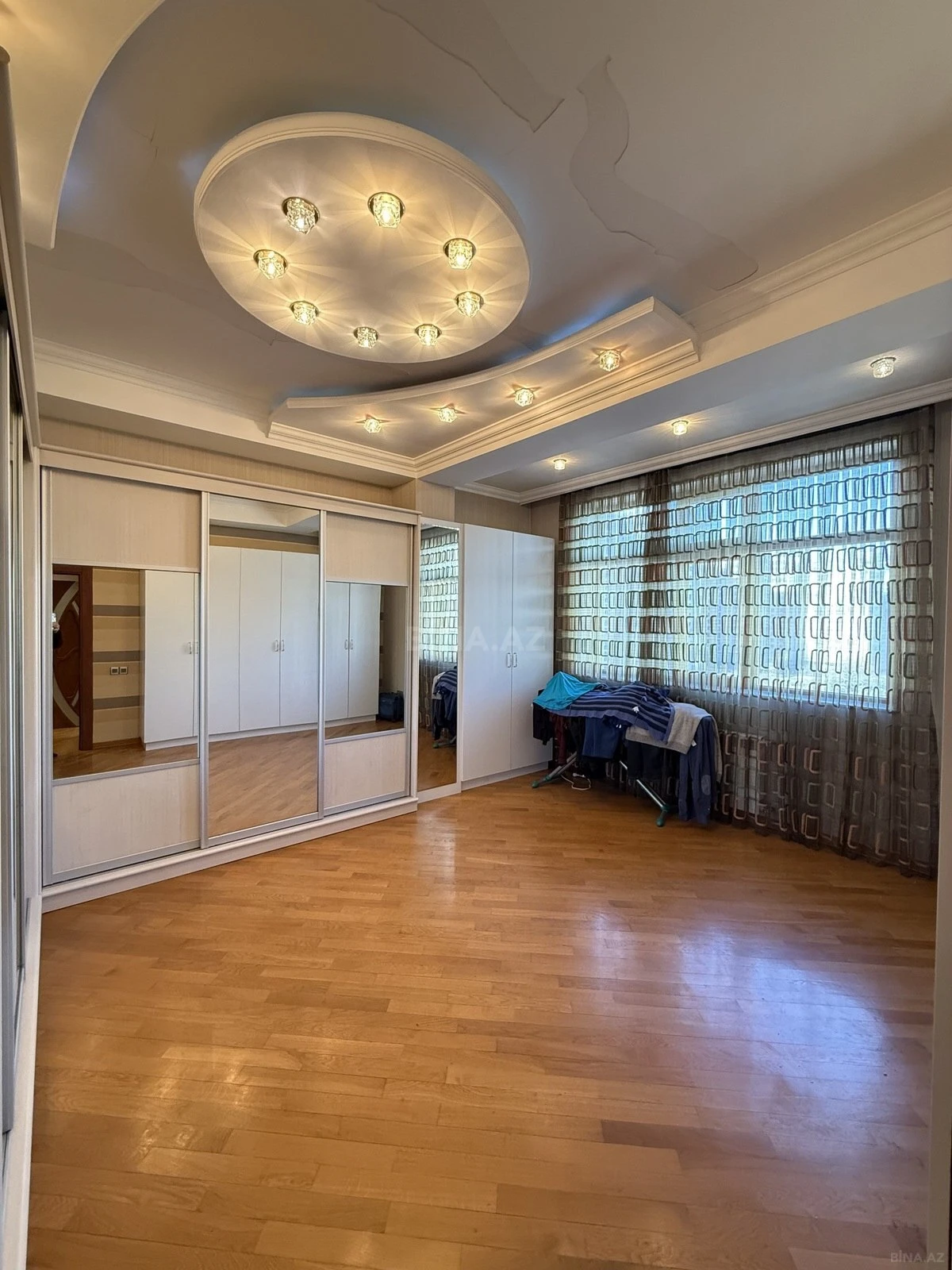 Satılır 4 otaqlı mənzil 223 m²