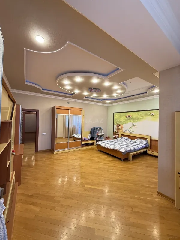 Satılır 4 otaqlı mənzil 223 m²