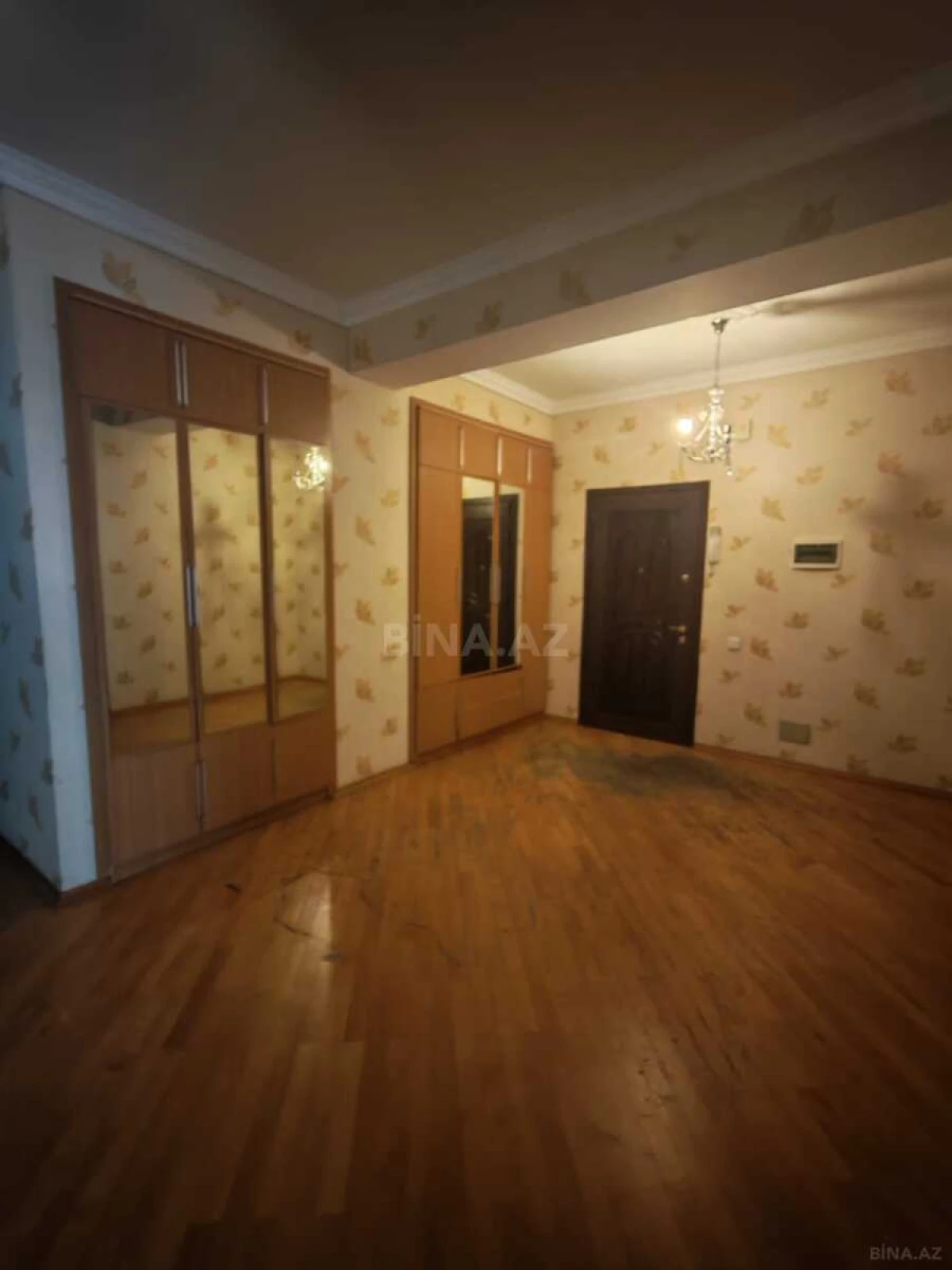 Satılır 4 otaqlı mənzil 180 m²