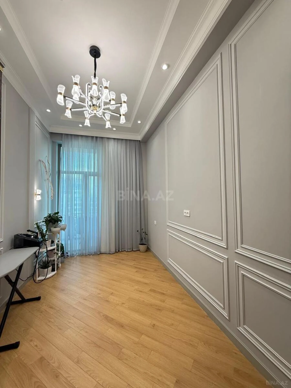 Satılır 4 otaqlı mənzil 180 m²