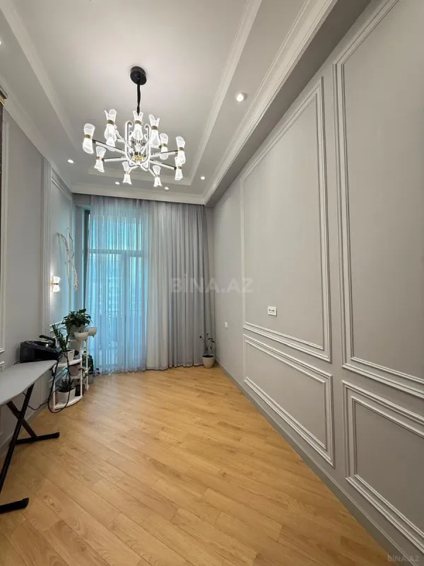 Satılır 4 otaqlı mənzil 180 m²