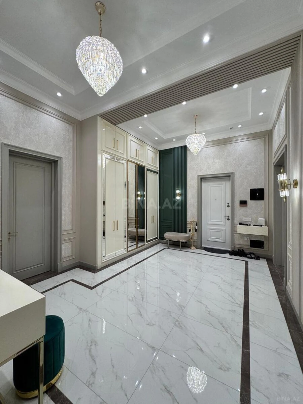 Satılır 4 otaqlı mənzil 180 m²