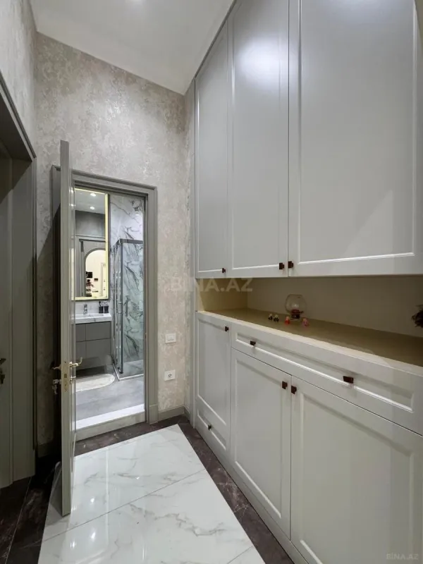 Satılır 4 otaqlı mənzil 180 m²