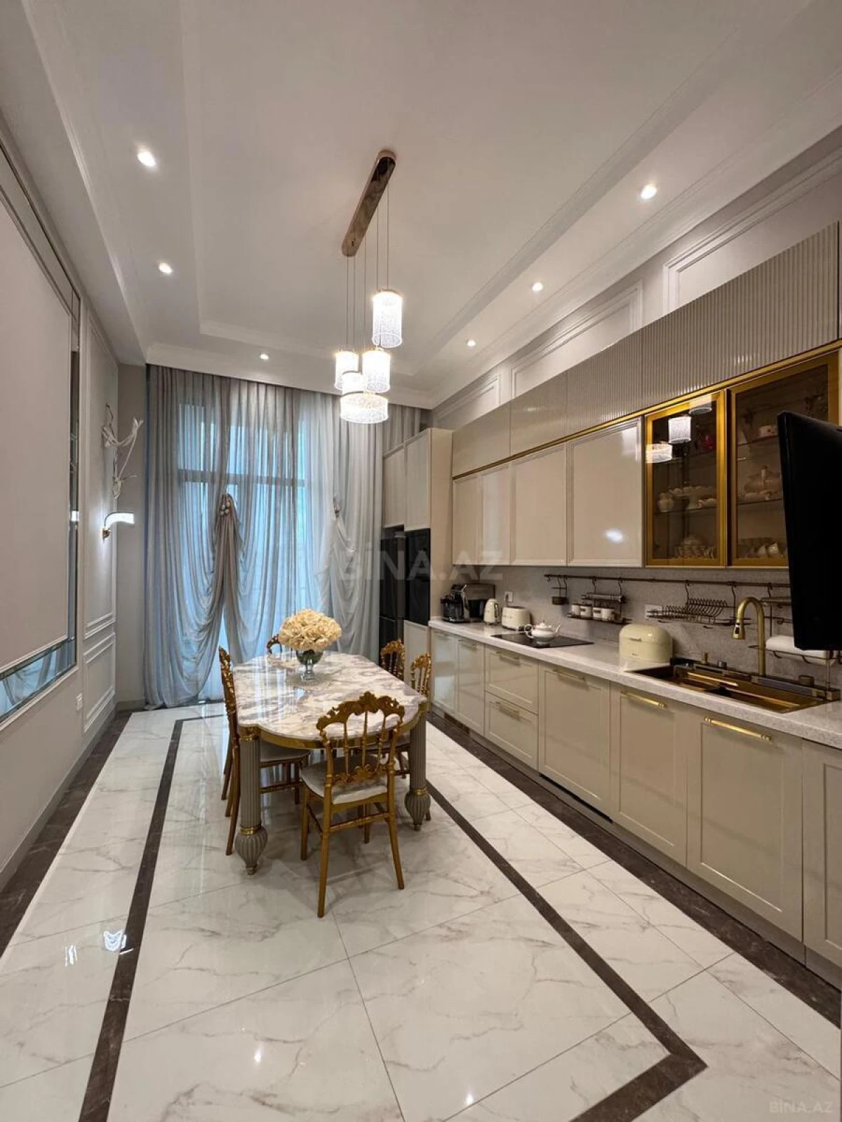 Satılır 4 otaqlı mənzil 180 m²