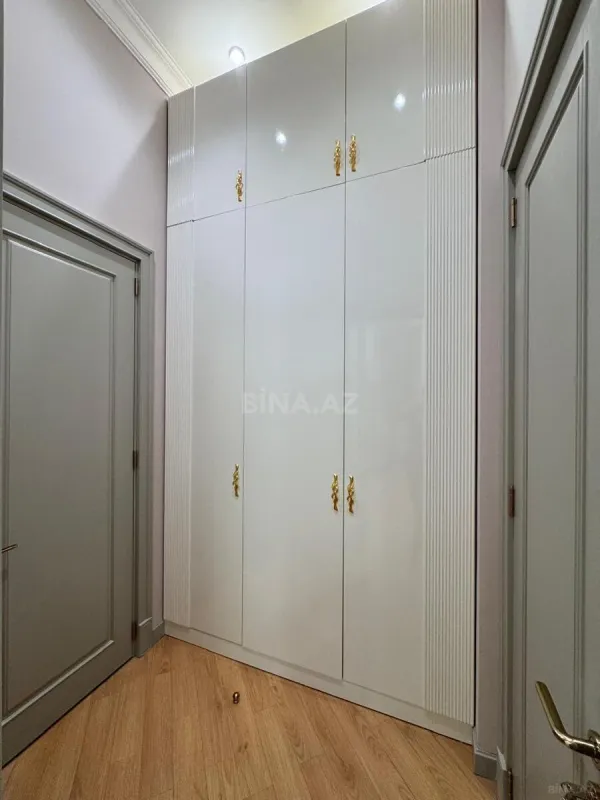 Satılır 4 otaqlı mənzil 180 m²