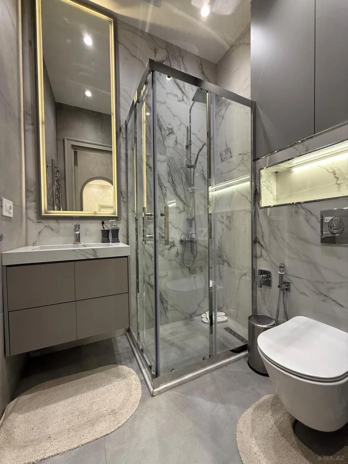 Satılır 4 otaqlı mənzil 180 m²