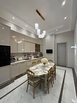 Satılır 4 otaqlı mənzil 180 m²