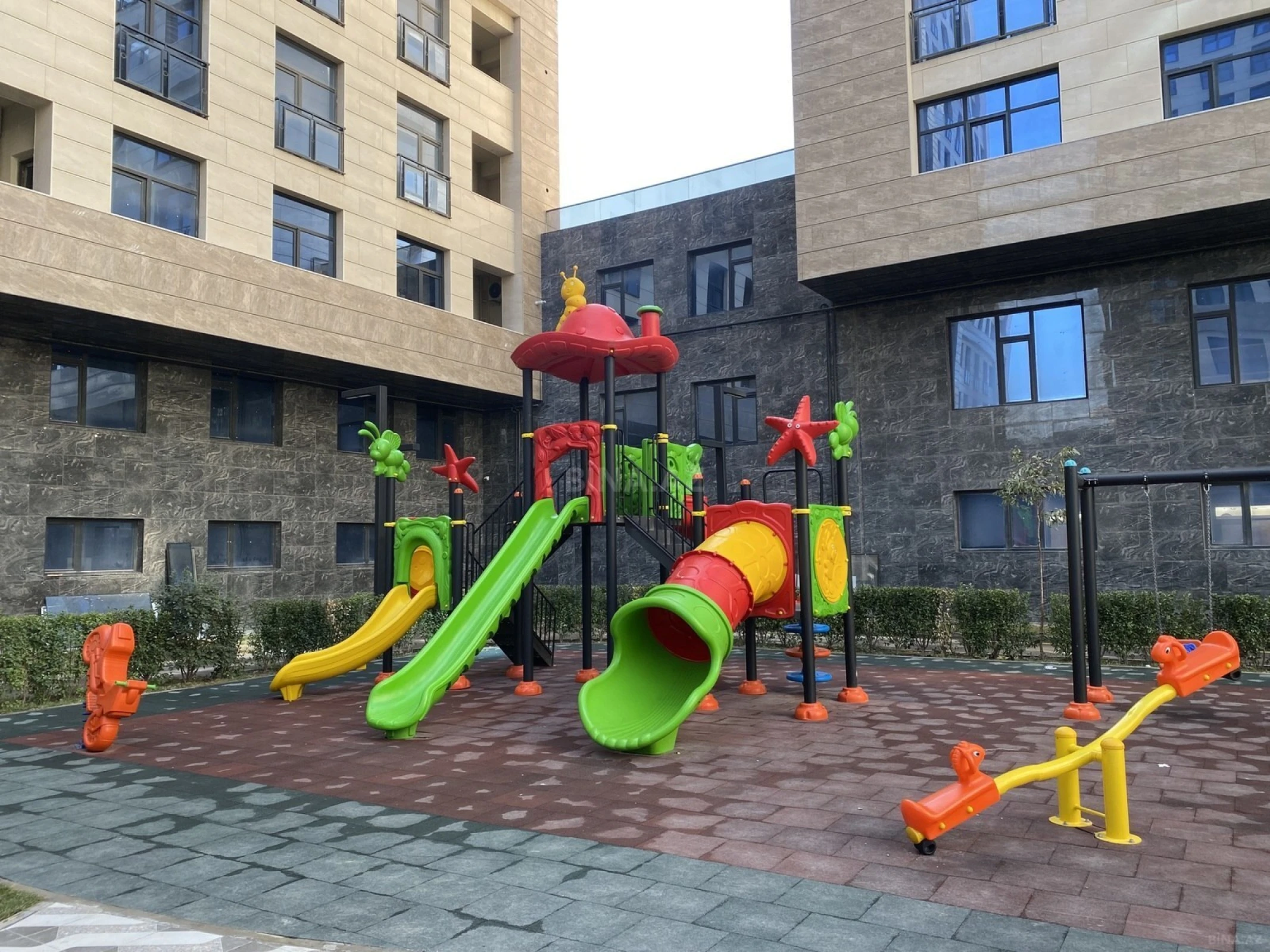 Satılır 2 otaqlı mənzil 96.7 m²