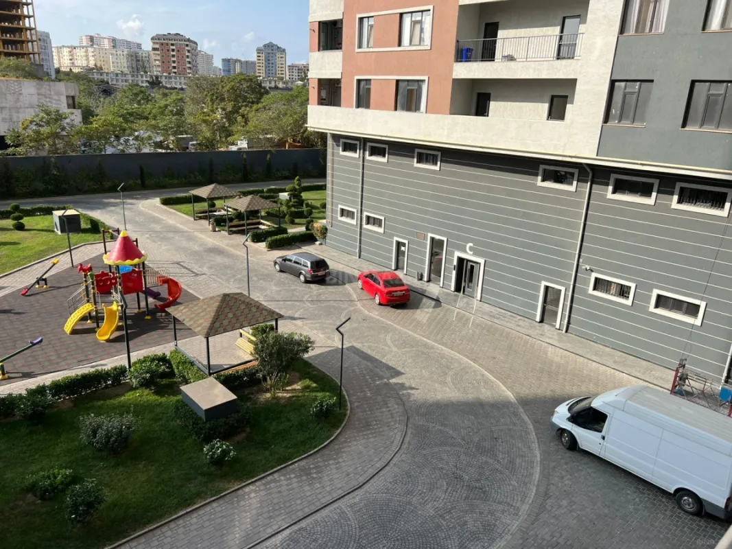 Satılır 4 otaqlı mənzil 275 m²