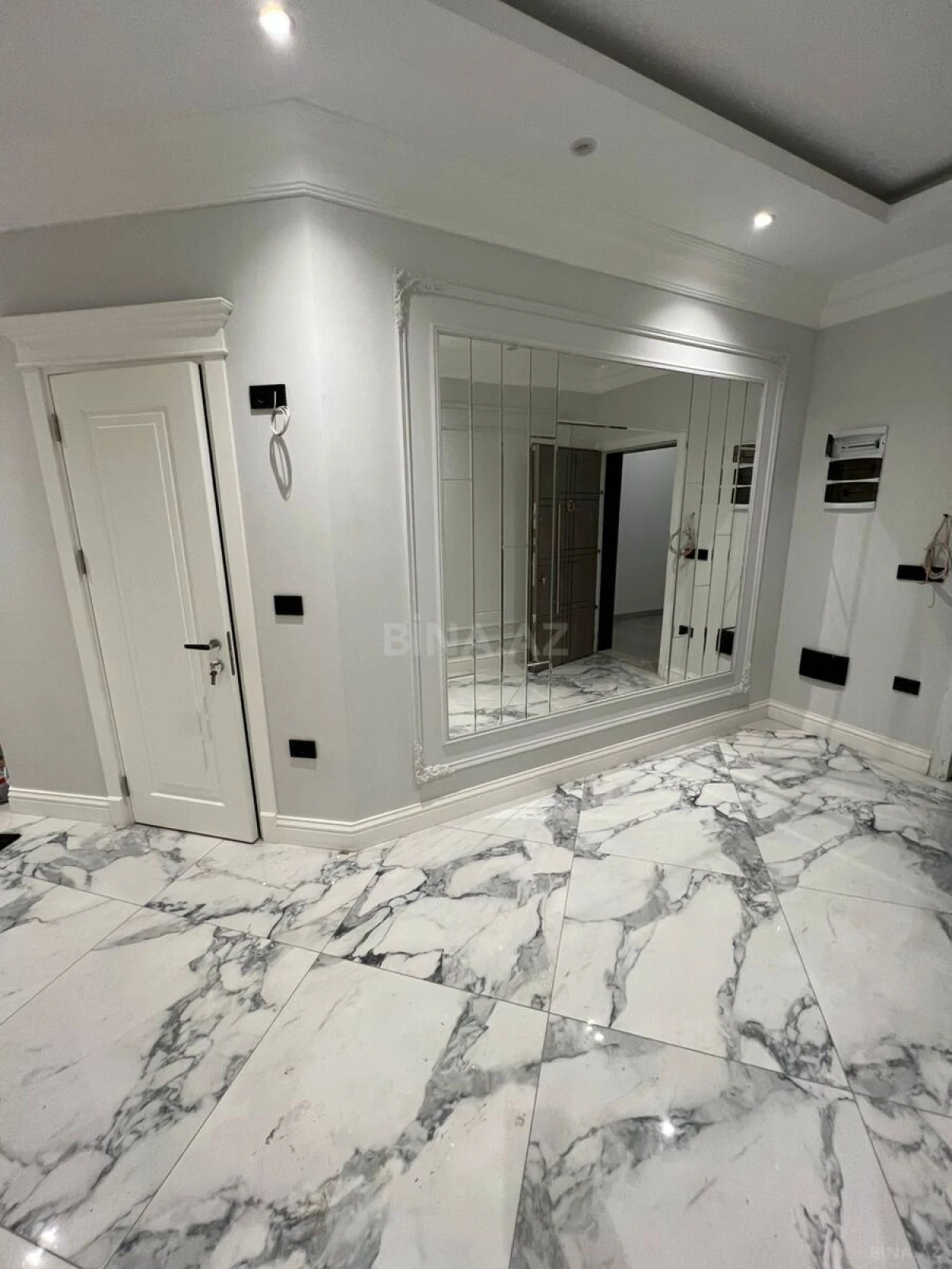 Satılır 4 otaqlı mənzil 275 m²