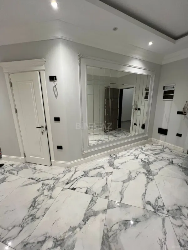 Satılır 4 otaqlı mənzil 275 m²