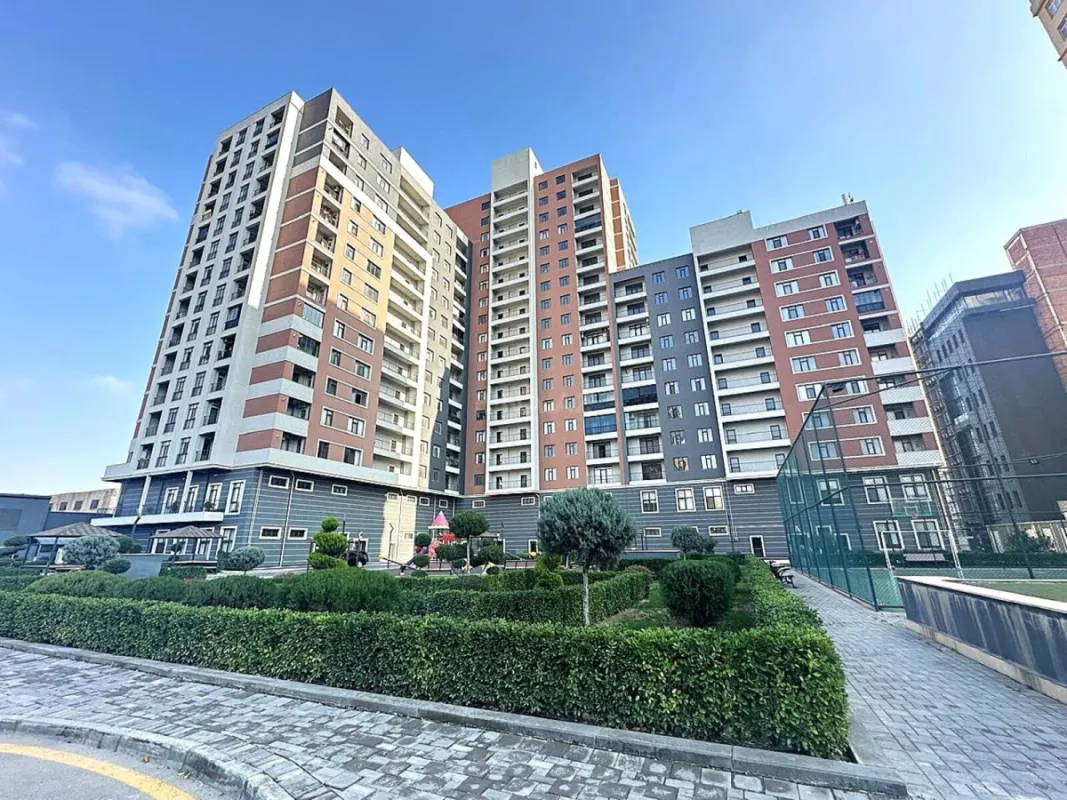Satılır 4 otaqlı mənzil 275 m²
