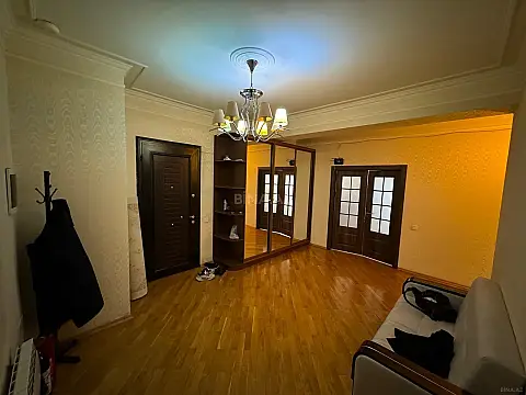 Kirayə verilir 3 otaqlı mənzil 175 m²