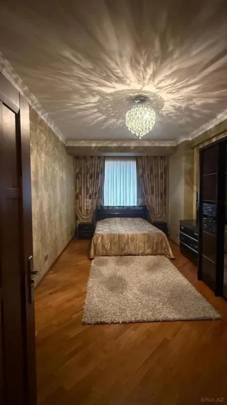 Satılır 3 otaqlı mənzil 135 m²