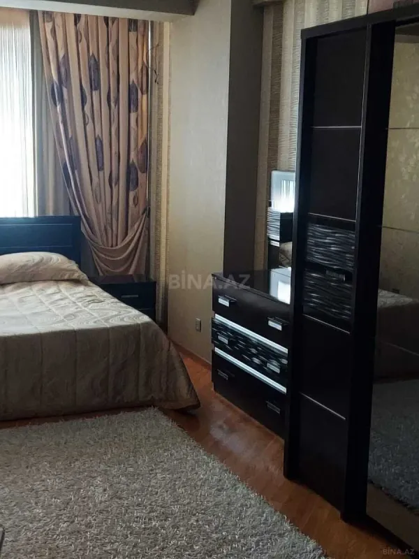 Satılır 3 otaqlı mənzil 135 m²