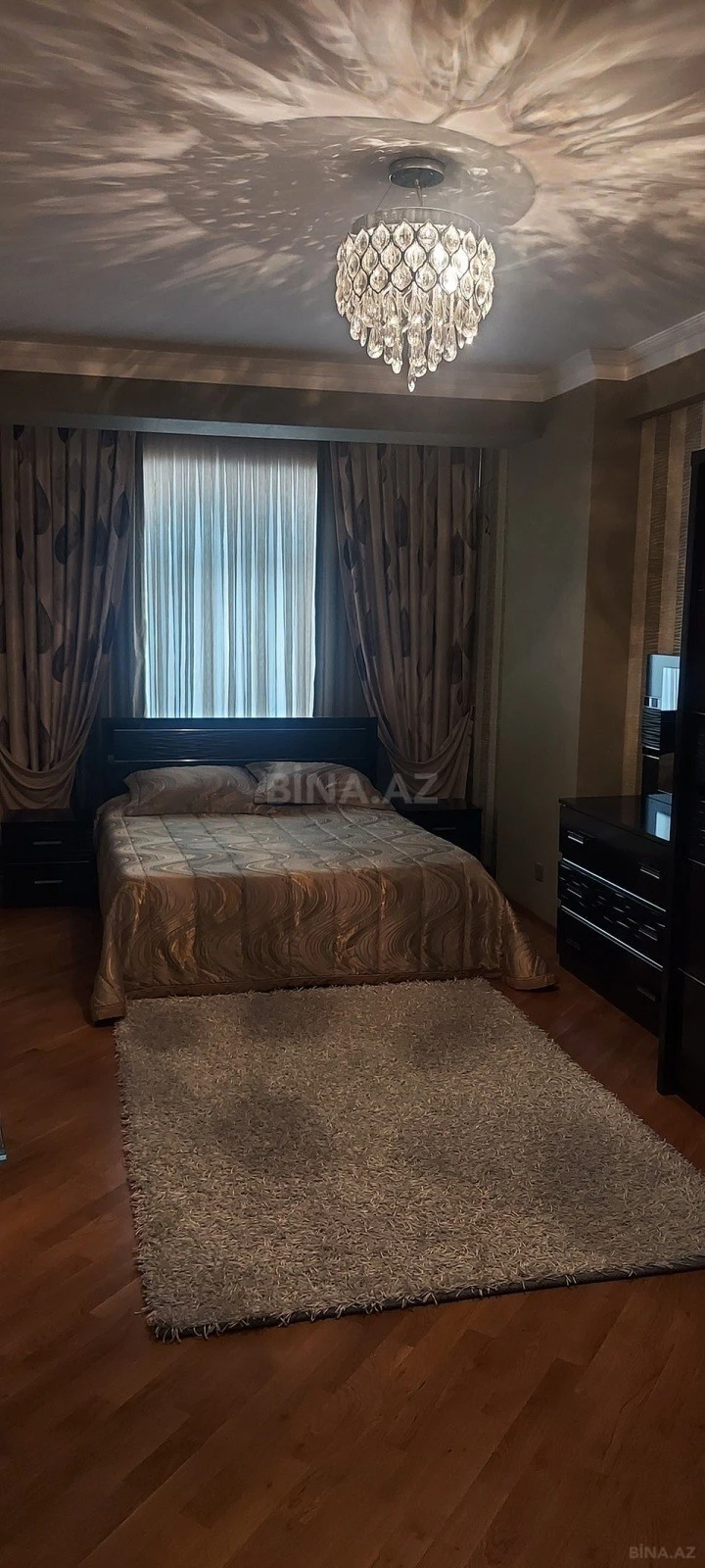 Satılır 3 otaqlı mənzil 135 m²