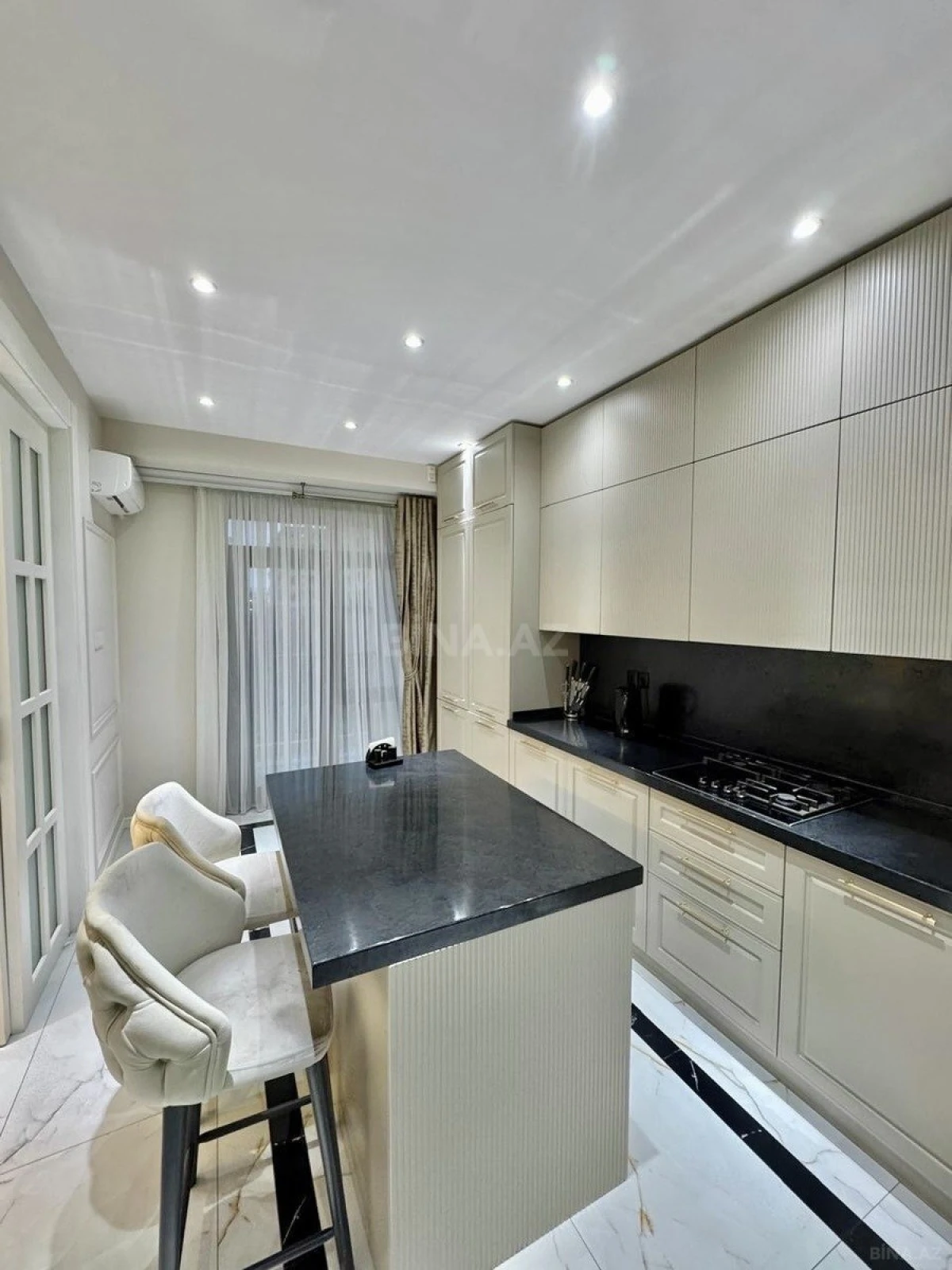 Satılır 3 otaqlı mənzil 153 m²