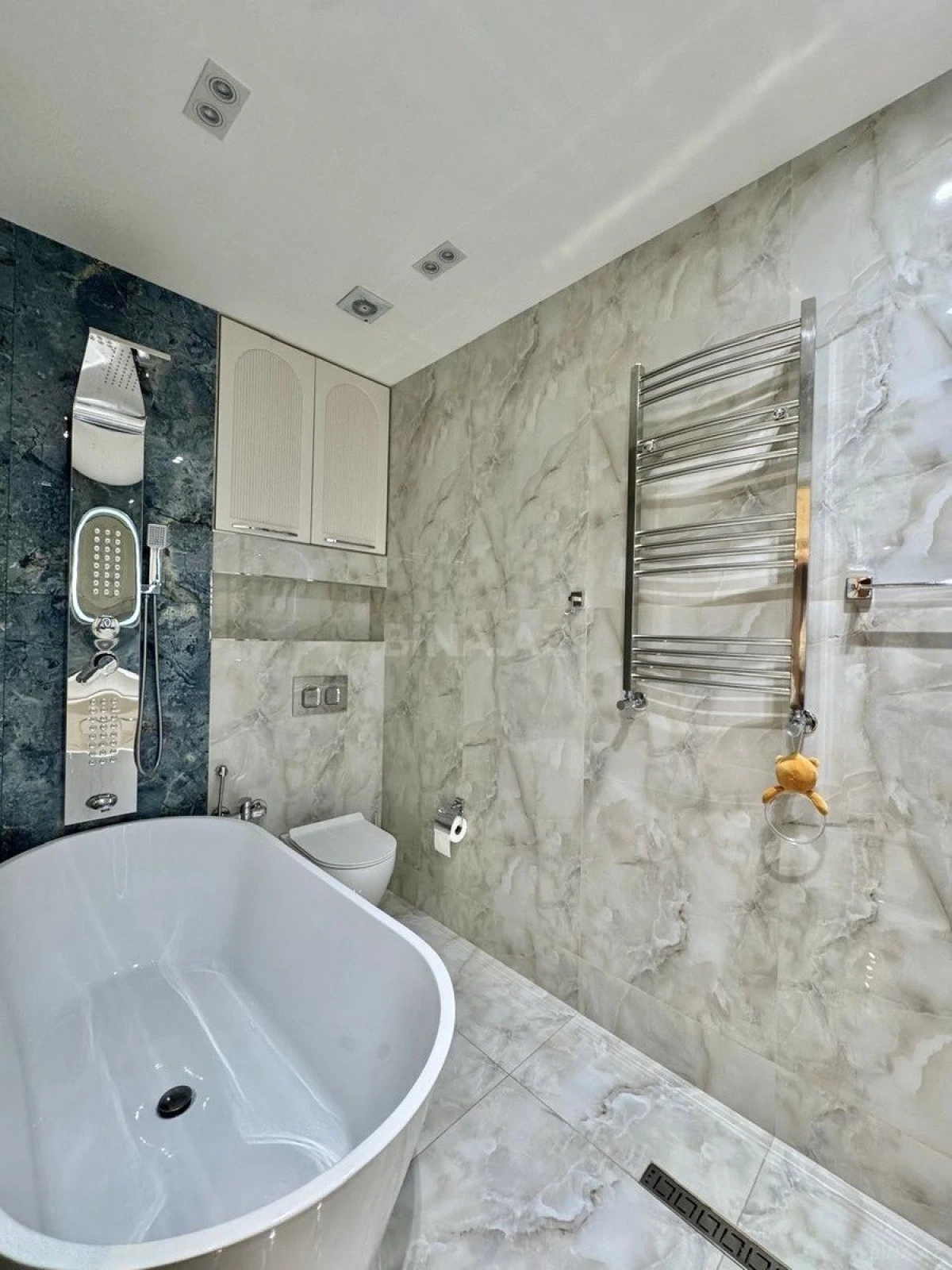 Satılır 3 otaqlı mənzil 153 m²