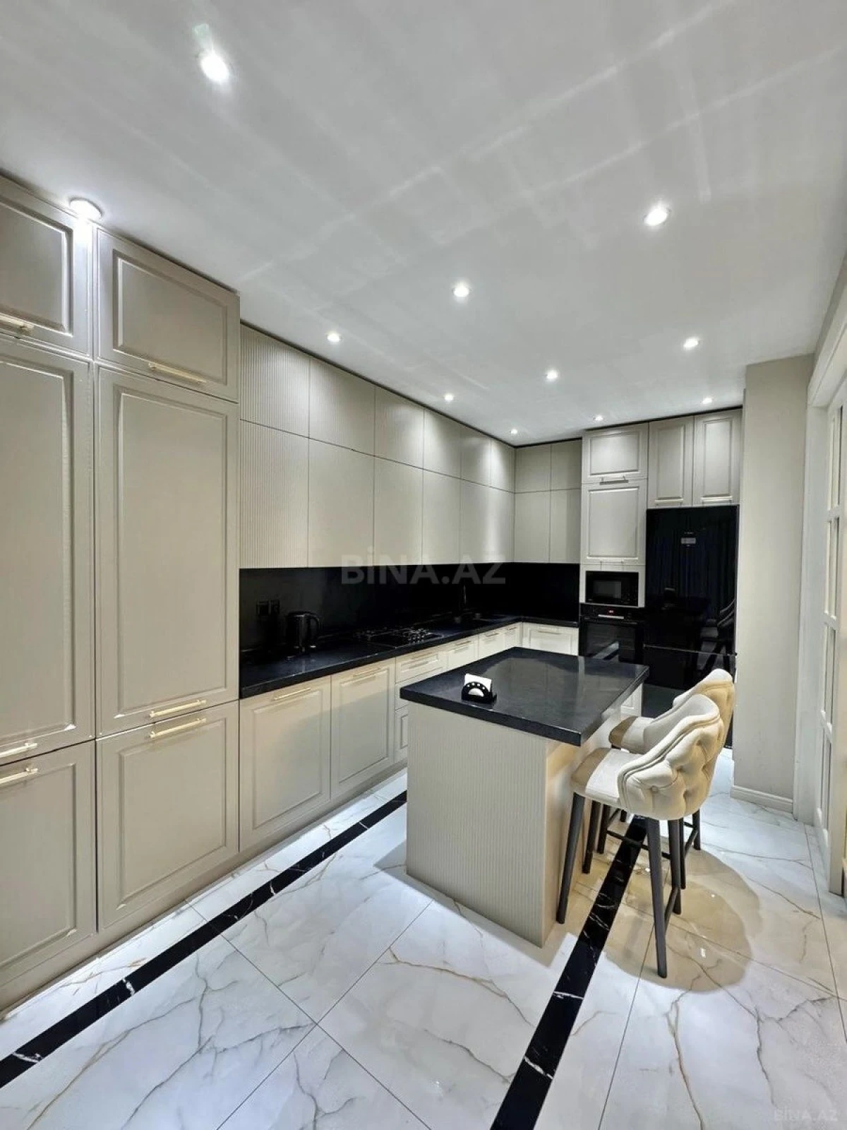 Satılır 3 otaqlı mənzil 153 m²