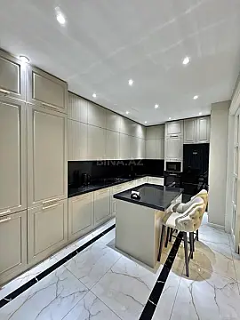 Satılır 3 otaqlı mənzil 153 m²