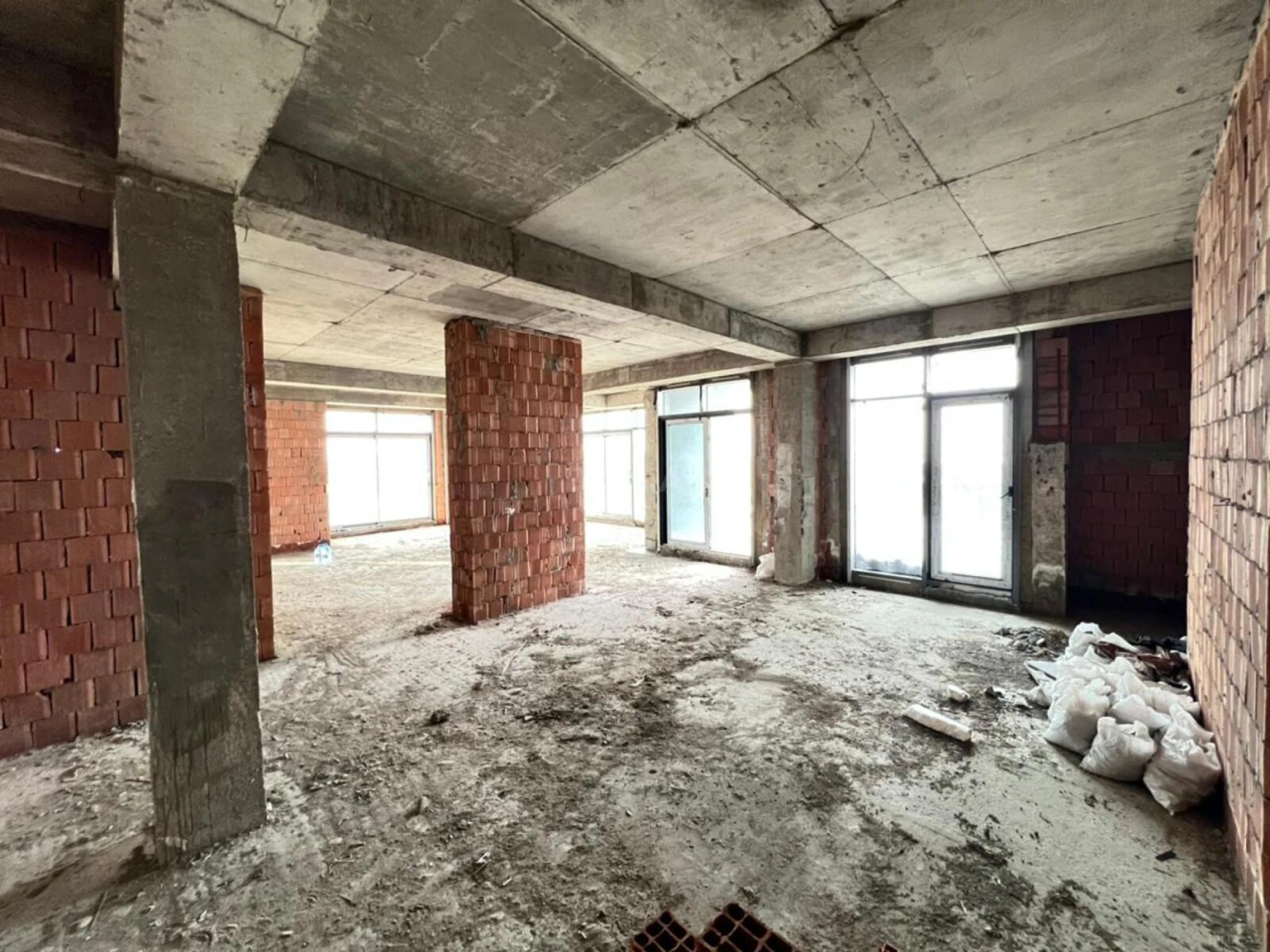 Satılır 4 otaqlı mənzil 208.5 m²