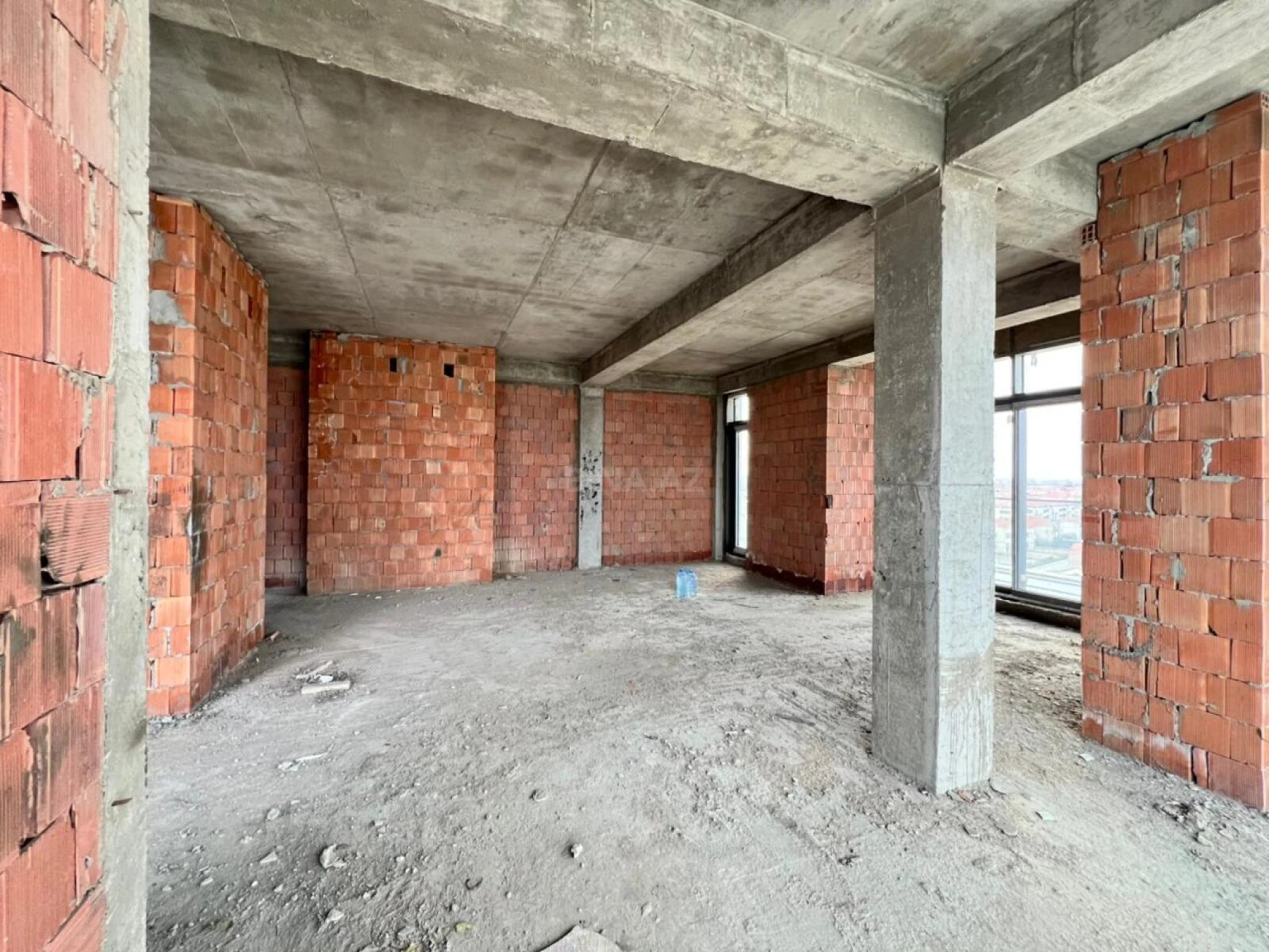 Satılır 4 otaqlı mənzil 208.5 m²