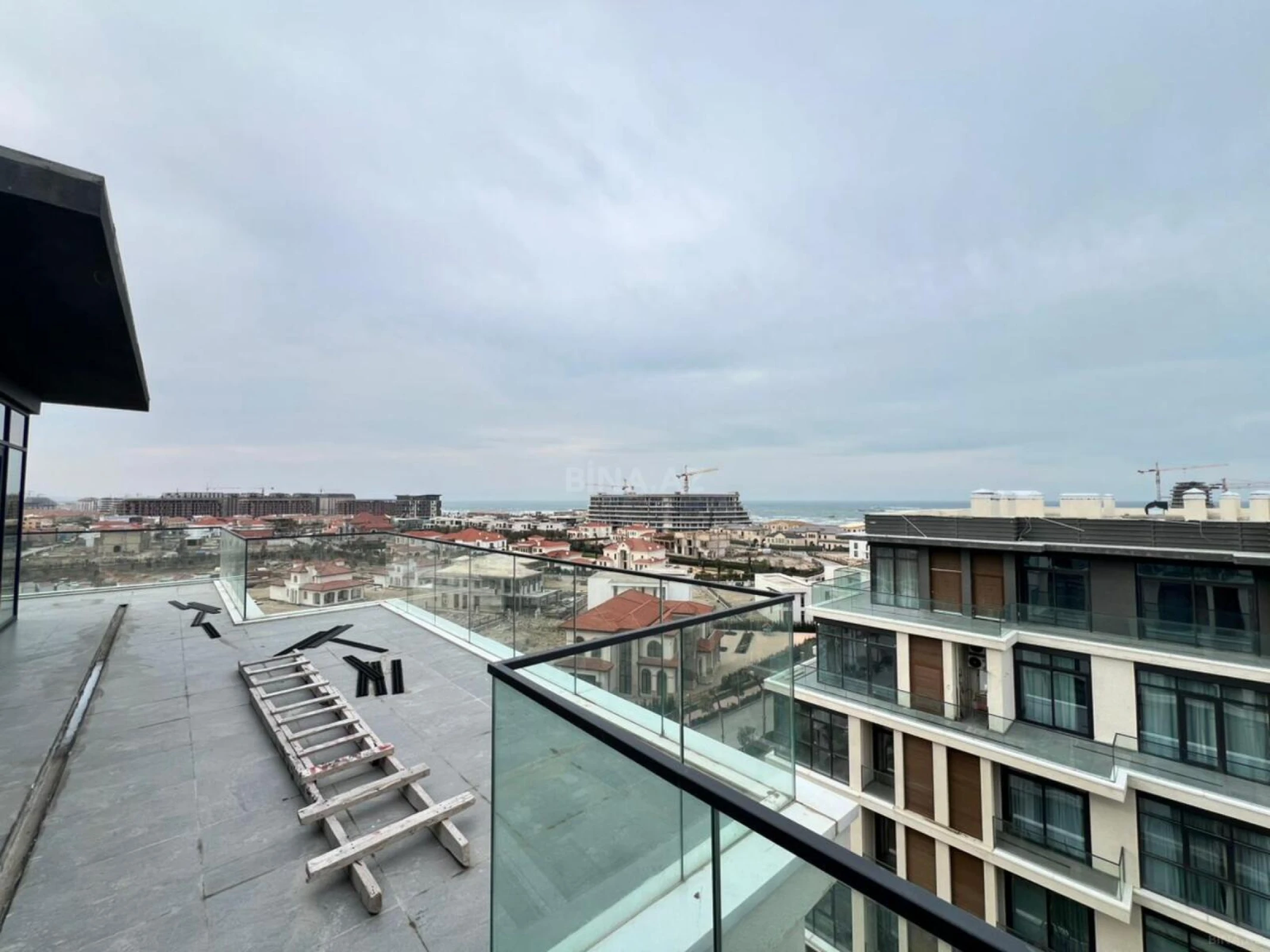 Satılır 4 otaqlı mənzil 208.5 m²