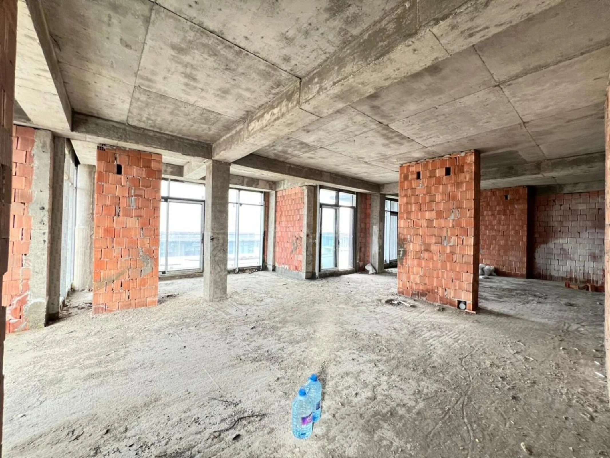 Satılır 4 otaqlı mənzil 208.5 m²