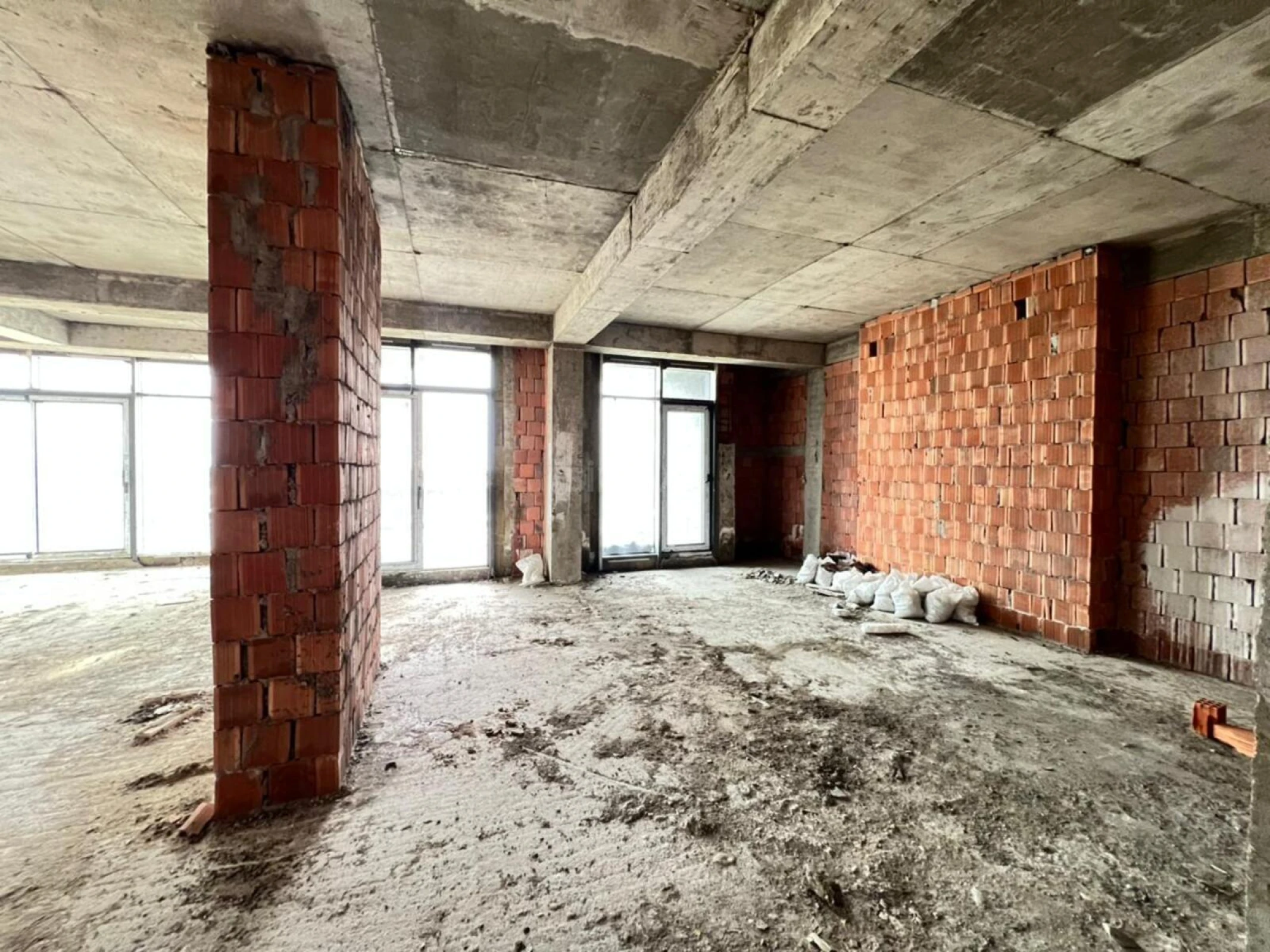 Satılır 4 otaqlı mənzil 208.5 m²