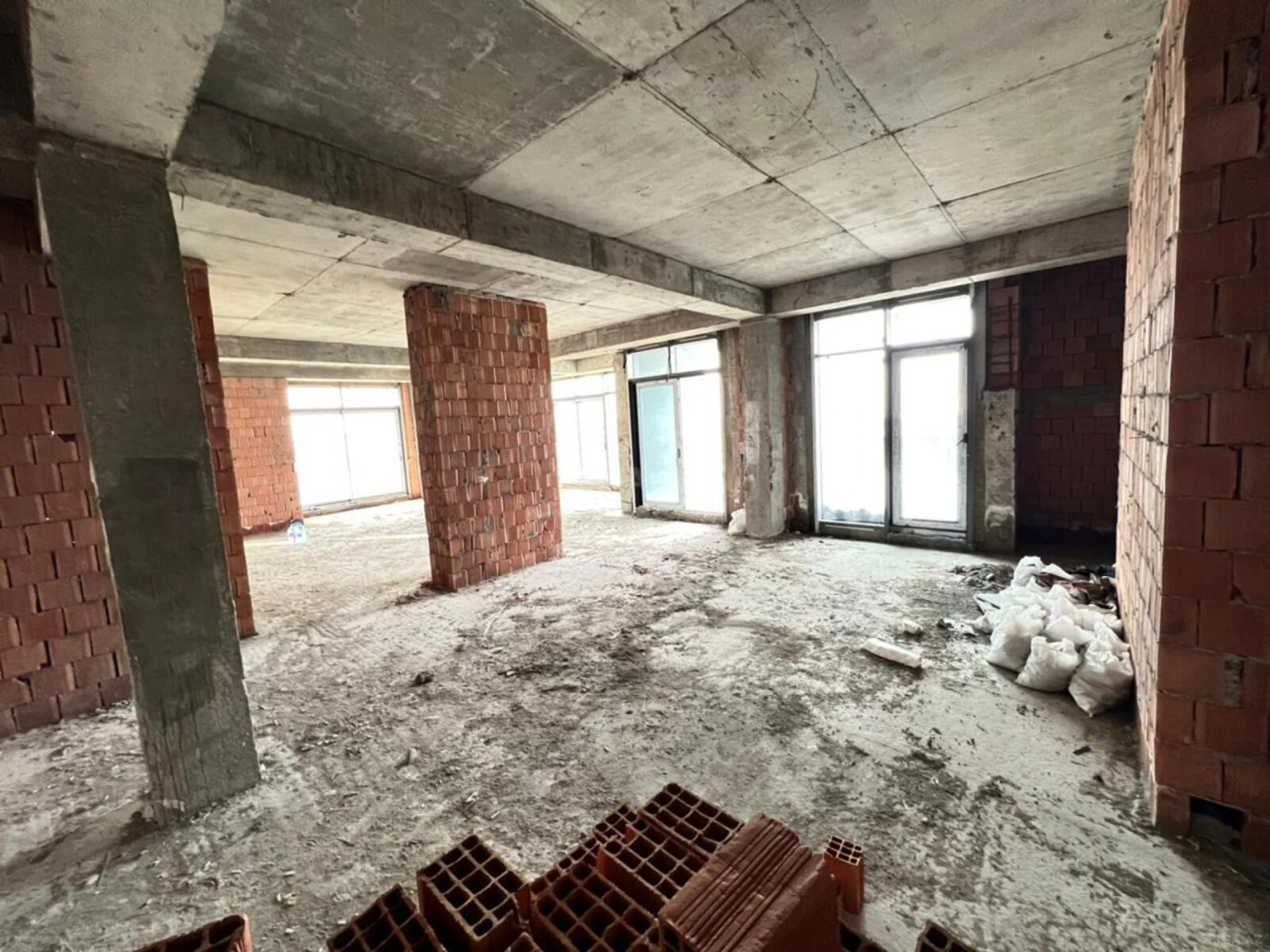 Satılır 4 otaqlı mənzil 208.5 m²