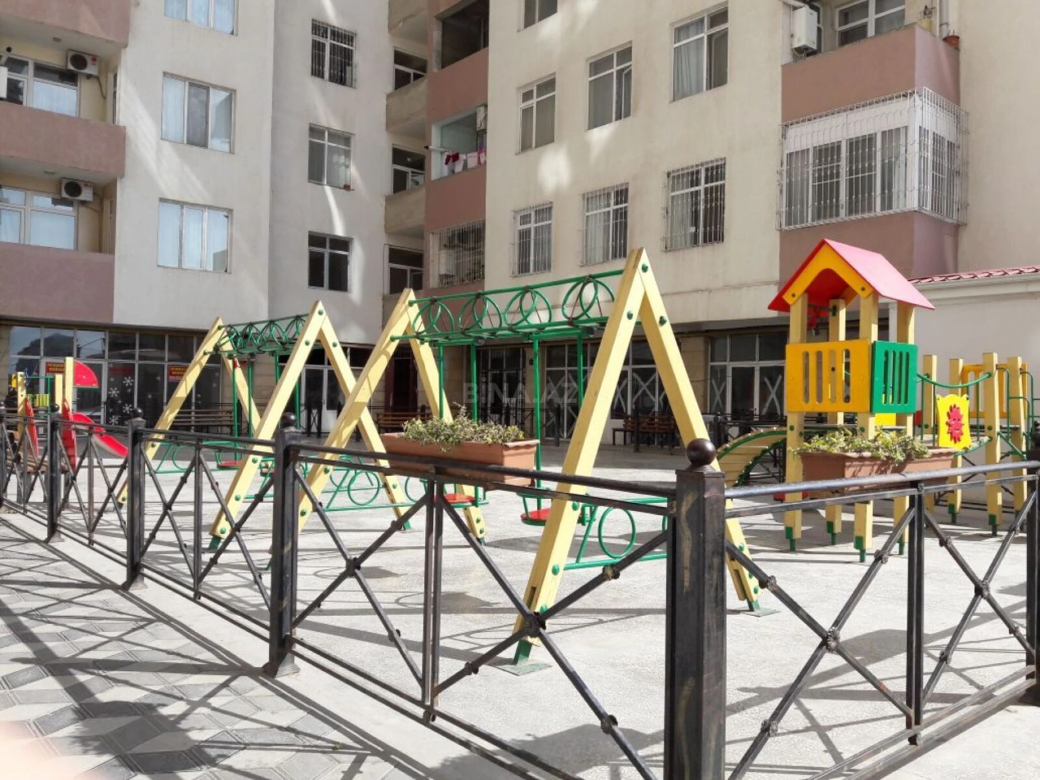 Satılır 2 otaqlı mənzil 129 m²