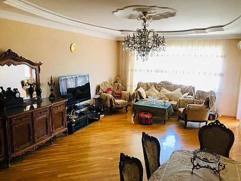 Satılır 4 otaqlı mənzil 176 m²