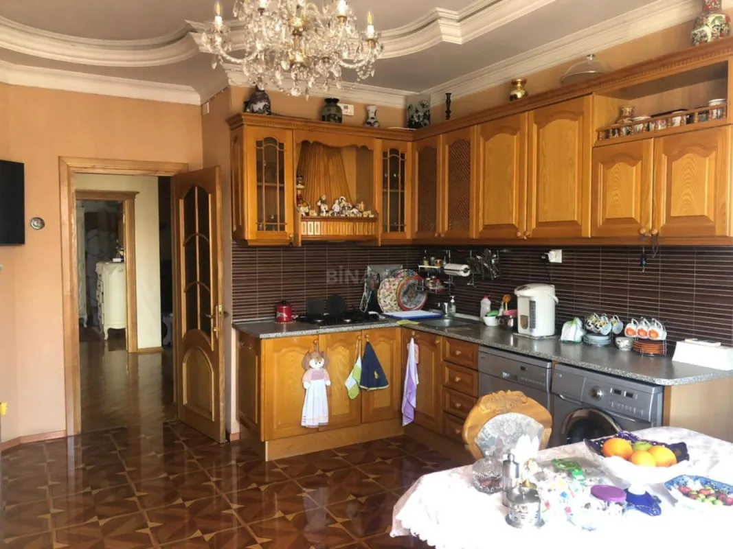 Satılır 4 otaqlı mənzil 176 m²