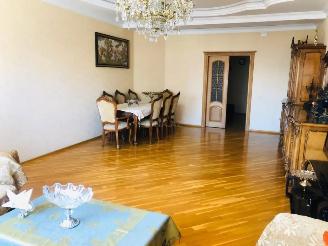 Satılır 4 otaqlı mənzil 176 m²