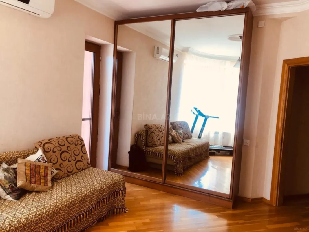Satılır 4 otaqlı mənzil 176 m²