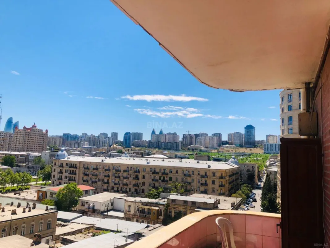 Satılır 4 otaqlı mənzil 176 m²