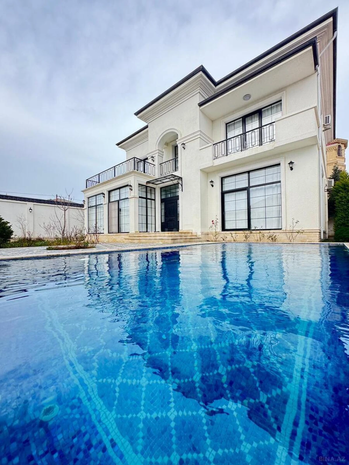 Satılır 6 otaqlı həyət evi 400 m²