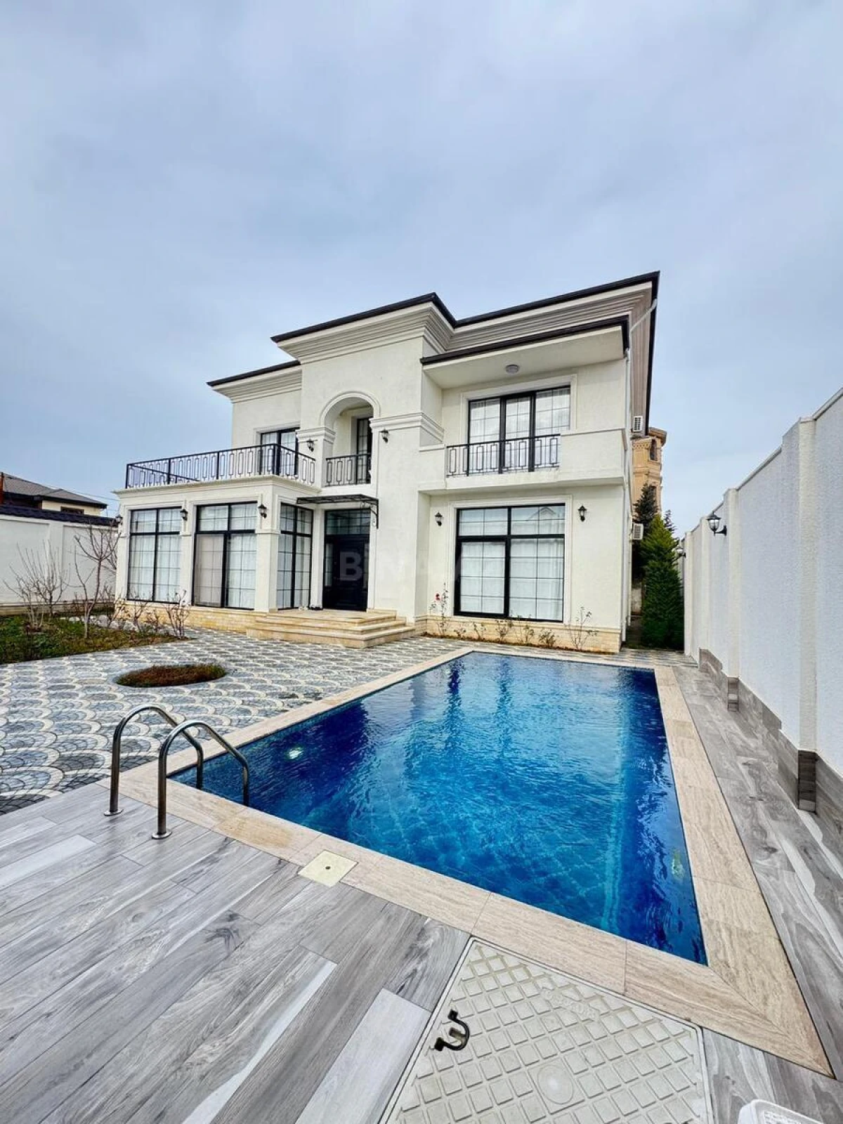 Satılır 6 otaqlı həyət evi 400 m²