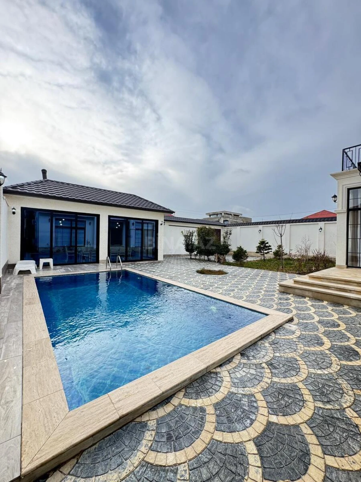 Satılır 6 otaqlı həyət evi 400 m²