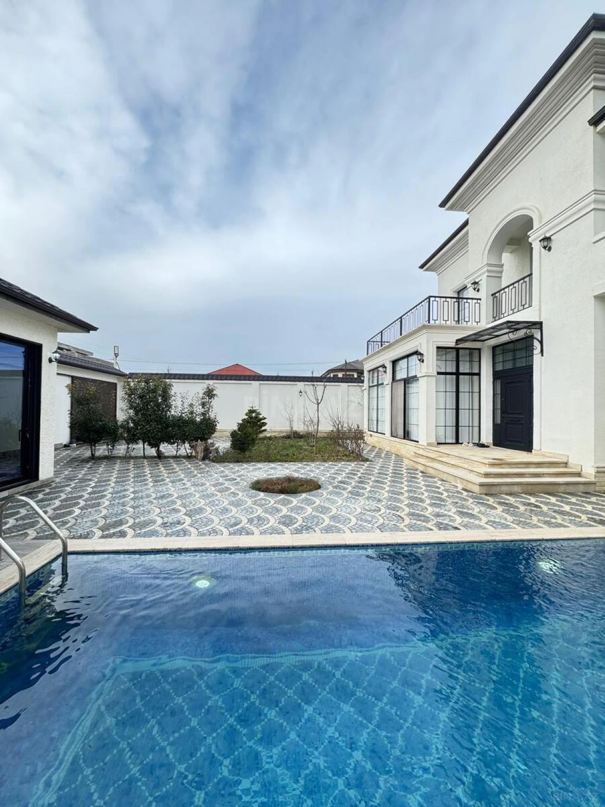 Satılır 6 otaqlı həyət evi 400 m²