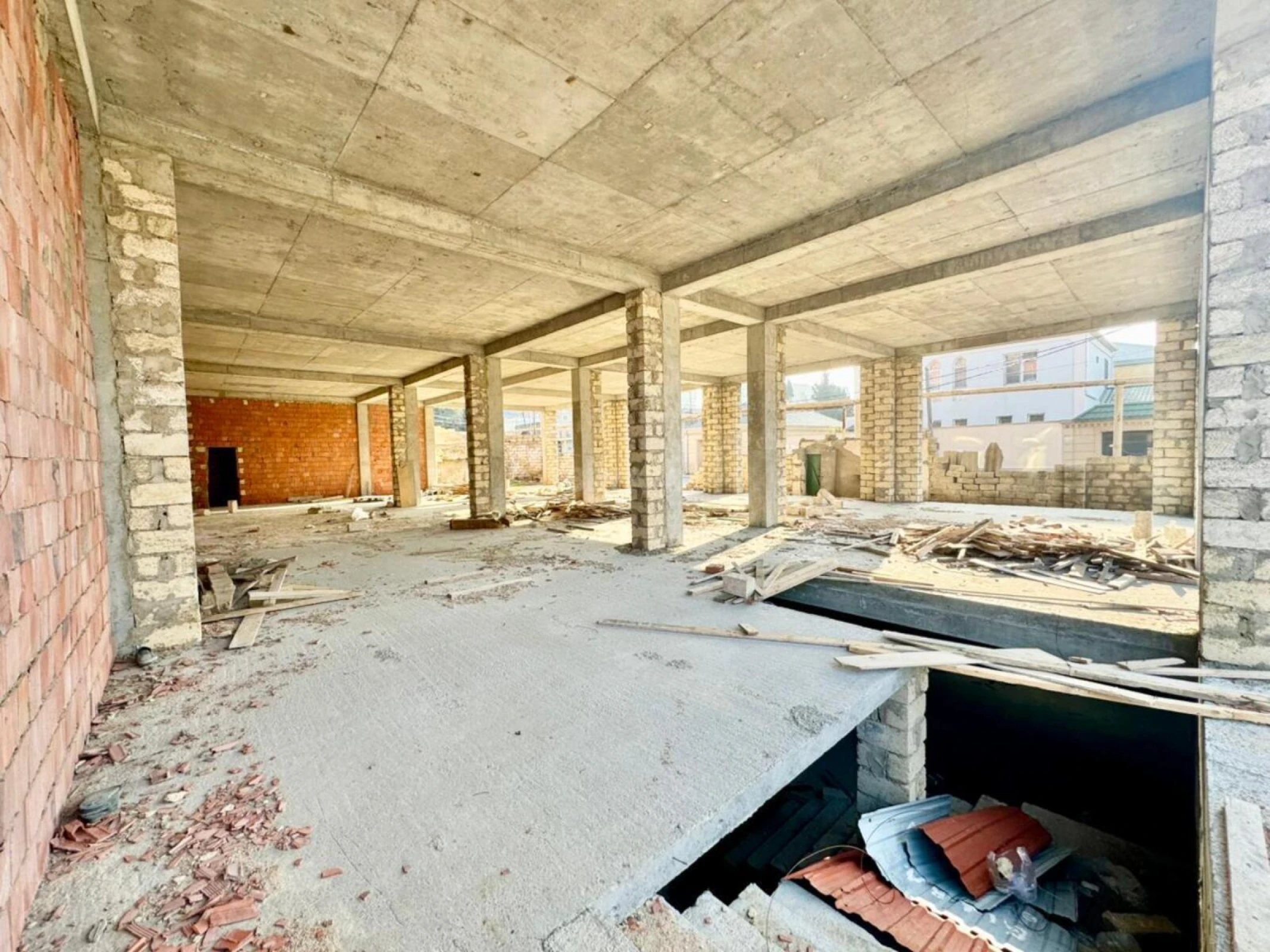 Satılır obyekt 1800 m²