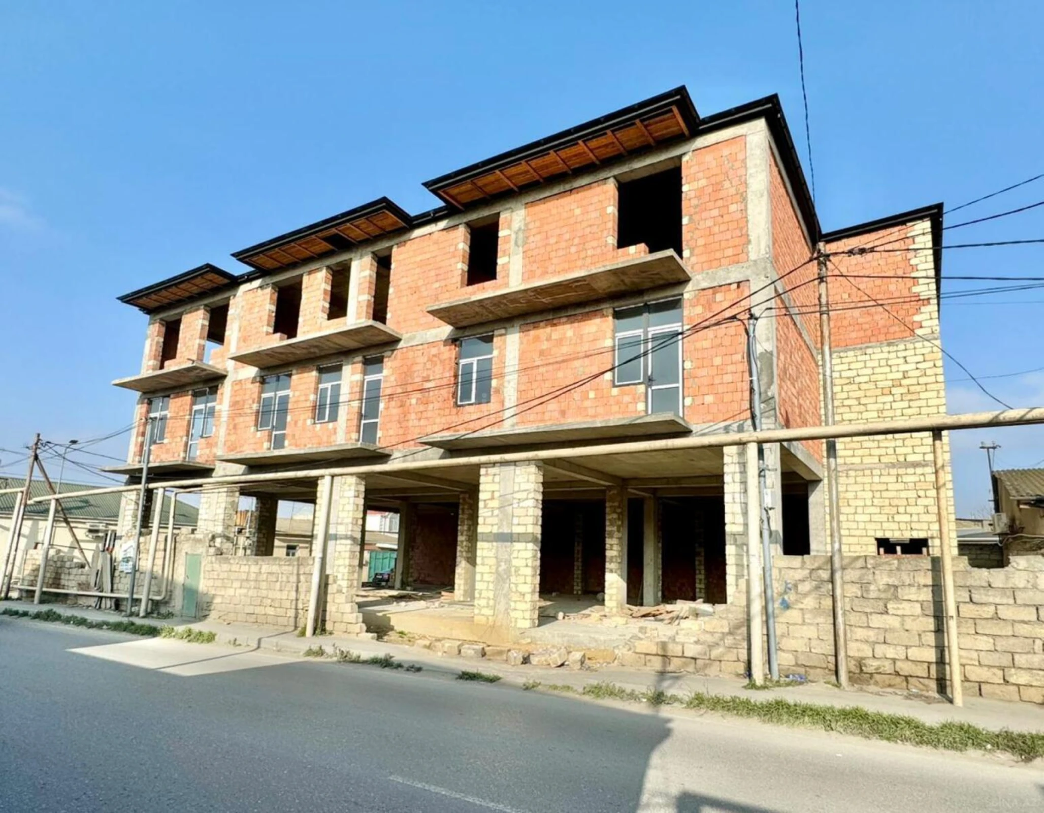 Satılır obyekt 1800 m²