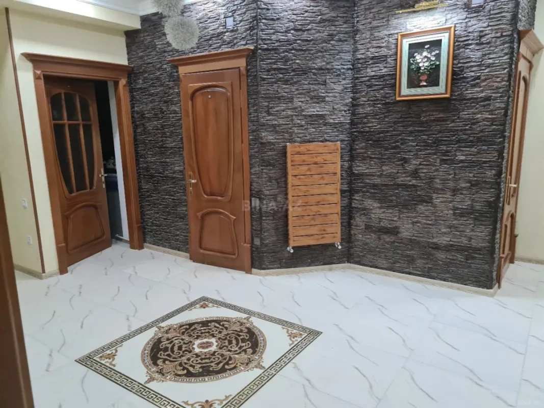 Satılır 4 otaqlı mənzil 147 m²