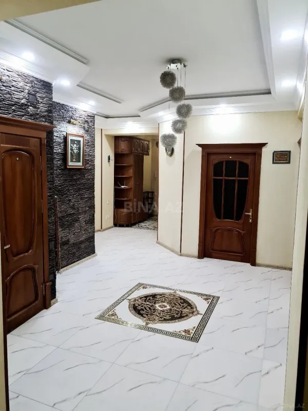 Satılır 4 otaqlı mənzil 147 m²
