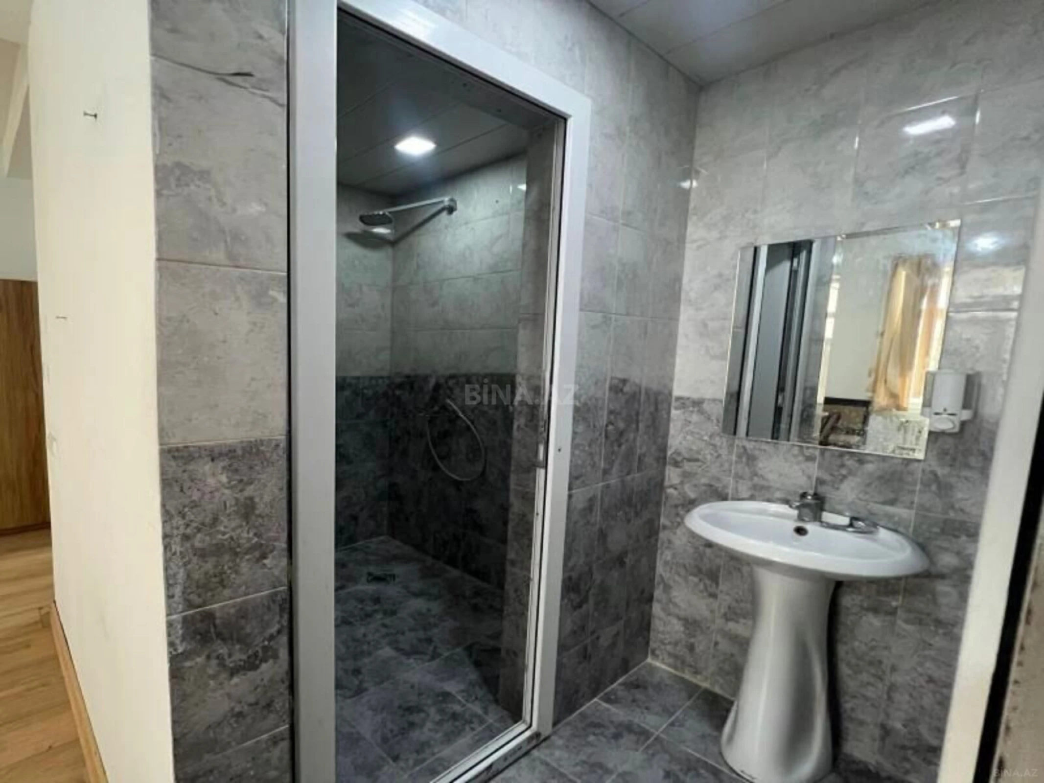 Kirayə verilir 10 otaqlı ofis 380 m²